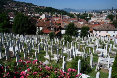 Saraybosna, Bosna-Hersek - 22 Haziran 2025: Saraybosna 'daki Groblje Alifakovac mezarlığı.