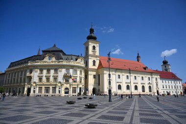 Sibiu, Romanya - 12 Haziran 2025: Sibiu kentindeki Büyük Meydan 'daki Cizvit Kilisesi (Piata Mare)