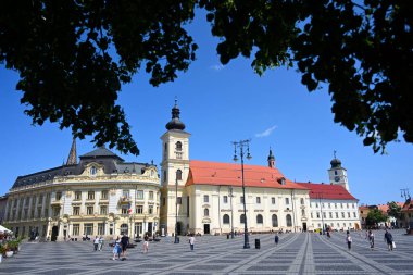 Sibiu, Romanya - 12 Haziran 2025: Romanya 'nın Transilvanya kentindeki eski Sibiu kasabasındaki Büyük Meydan' daki Cizvit Kilisesi (Piata Mare).