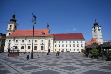 Sibiu, Romanya - 12 Haziran 2025: Piata Mare (Grand Square) Sibiu şehir meydanı,