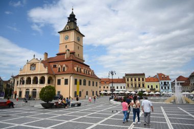 Brasov, Romanya - 12 Haziran 2025: Konsey Meydanı 'ndaki Brasov Eski Belediye Binası ve Brasov İlçe Tarih Müzesi.