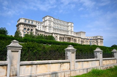 Romanya 'nın Bükreş kentindeki Cumhuriyet Sarayı olarak da bilinen Parlamento Sarayı .