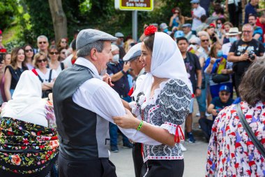 Madrid, İspanya, 2022. Choti geleneği hala Madrid 'deki Pradera de San Isidro' da, Madrid Bahar Festivali 'nin Çiftler tarafından kutlandığı yerde devam ediyor.