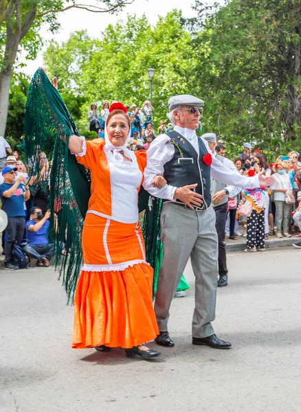 stock image Madrid, Spain, 2022. The tradition of the chotis is still alive in the Pradera de San Isidro in Madrid, where Couples Celebrating Madrid's Spring Festival