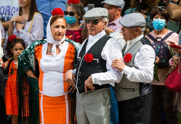 Madrid, İspanya, 2022. 15 Mayıs, Madrid 'deki San Isidro Çayırı: Çiftler Madrid' deki San Isidro Festivali 'nin keyfini çıkardıkları Chotis Dansı için mükemmel bir yer