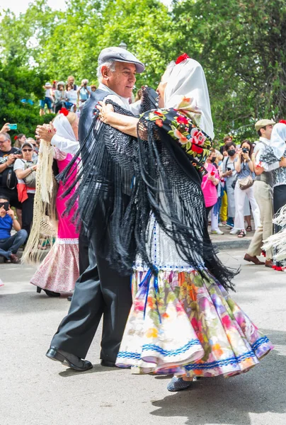 stock image Madrid, Spain, 2022. The tradition of the chotis is still alive in the Pradera de San Isidro in Madrid, where Couples Celebrating Madrid's Spring Festival