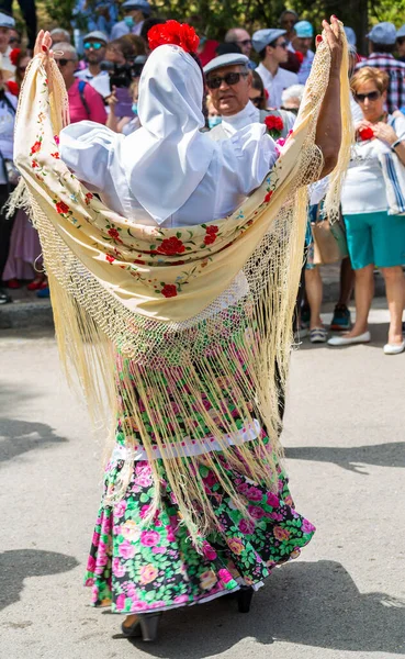 Madrid, İspanya, 2022. 15 Mayıs, Madrid 'deki San Isidro Çayırı: Çiftler Madrid' deki San Isidro Festivali 'nin keyfini çıkardıkları Chotis Dansı için mükemmel bir yer
