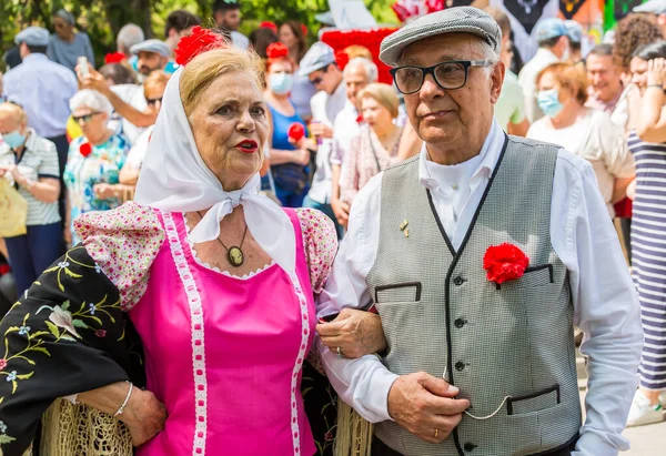 Madrid, İspanya, 2022. 15 Mayıs, Madrid 'deki San Isidro Çayırı: Çiftler Madrid' deki San Isidro Festivali 'nin keyfini çıkardıkları Chotis Dansı için mükemmel bir yer
