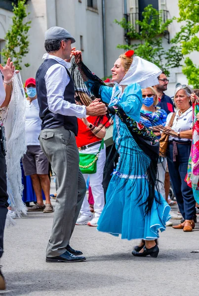 Madrid, İspanya, 2022. Choti geleneği hala Madrid 'deki Pradera de San Isidro' da, Madrid Bahar Festivali 'nin Çiftler tarafından kutlandığı yerde devam ediyor.
