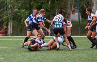 Madrid, Espaa, 13-10-2023. Dynamic Duels: Dusk 'ta Kadın Rugby. Alacakaranlığın büyüleyici parıltısıyla üniversitenin ragbi takımları dinamik düellolara girişiyor. Batan güneş, şiddetli çarpışmalara ve atletizm gösterilerine dram katıyor..