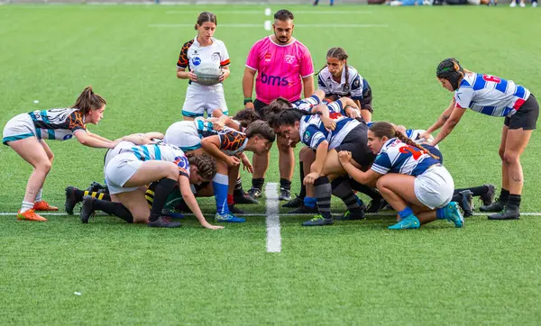 Madrid, İspanya, 10-13-2023. Scrum oyunu. Alacakaranlığın büyüleyici parıltısıyla üniversitenin ragbi takımları dinamik düellolara girişiyor. Batan güneş, şiddetli çarpışmalara ve atletizm gösterilerine dram katıyor..