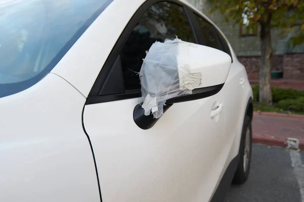 墜落したサイドミラー付きの白い車 テープで恐ろしい自己修復 バンダリズムのコンセプト写真 — ストック写真