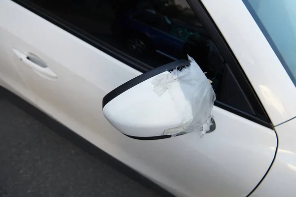 Λευκό Αυτοκίνητο Σπασμένο Πλευρικό Καθρέφτη Φρικτή Αυτοεπιδιόρθωση Ταινία Φωτογραφία Έννοιας — Φωτογραφία Αρχείου