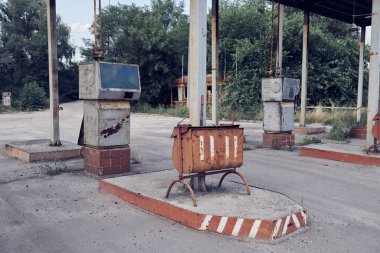 Terk edilmiş Sovyet LPG benzin istasyonu. Kırsaldaki eski bir SSCB petrol istasyonunu sıvılaştırdı. Yatay fotoğraf.