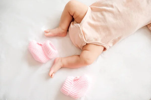 Newborn Baby Girl Knitted Shoes Bow White Blanket Baby Lost — Stock Photo, Image