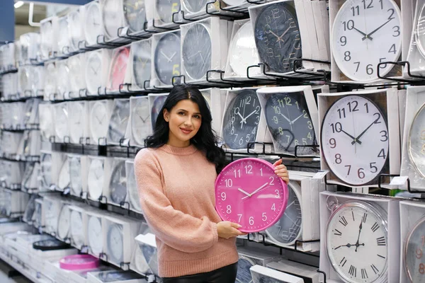 Eine Brünette Frau Pinkfarbenen Pullover Hält Einem Uhrengeschäft Eine Pinkfarbene — Stockfoto