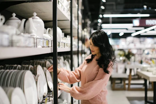 Una Joven Morena Suéter Rosa Compra Vajilla Una Tienda —  Fotos de Stock