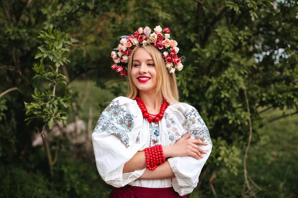 Mulher Ucraniana Traje Nacional Ucraniano Com Uma Coroa Flores Cabeça — Fotografia de Stock