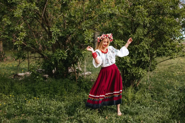 Ουκρανή Γυναίκα Ένα Παραδοσιακό Ουκρανικό Κεντημένο Φόρεμα Ένα Στεφάνι Στο — Φωτογραφία Αρχείου