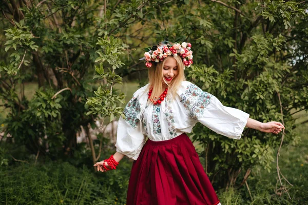 身穿乌克兰传统绣花裙头戴花环的乌克兰妇女在森林里跳舞 斯拉夫女孩 — 图库照片