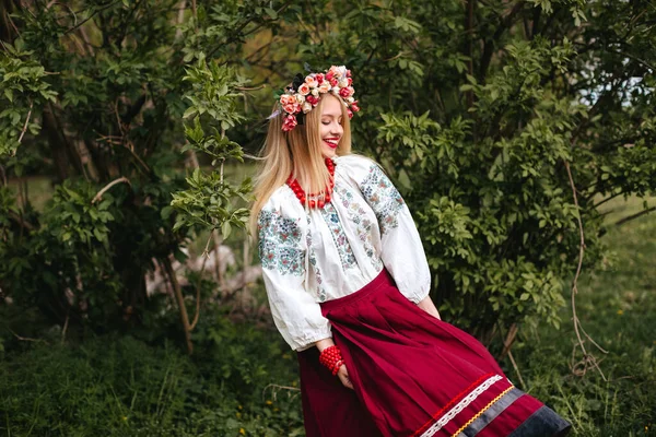 Ukrainische Frau Einem Traditionellen Ukrainischen Bestickten Kleid Mit Einem Kranz — Stockfoto