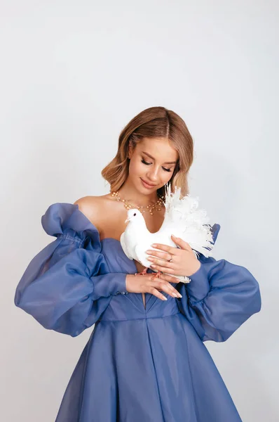여자는 배경에 평화의 비둘기 상징을 — 스톡 사진