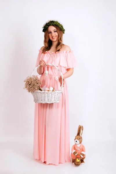 Girl Pink Dress Wreath Her Head Holding Easter Basket Eggs — 스톡 사진