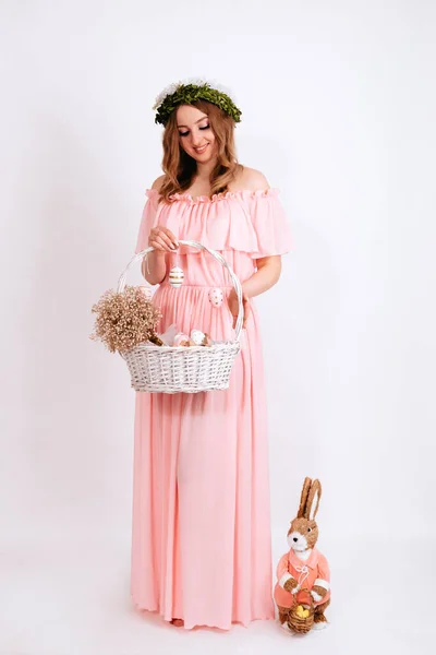 Girl Pink Dress Wreath Her Head Holding Easter Basket Eggs — Fotografia de Stock