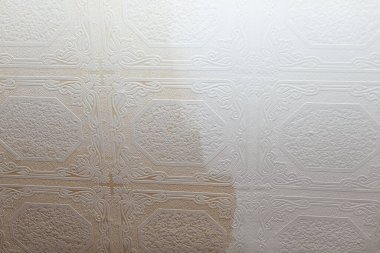 Beyaz tavan boyası. Ev tadilatı. Beyaz tavanın boyanmış bir parçası.