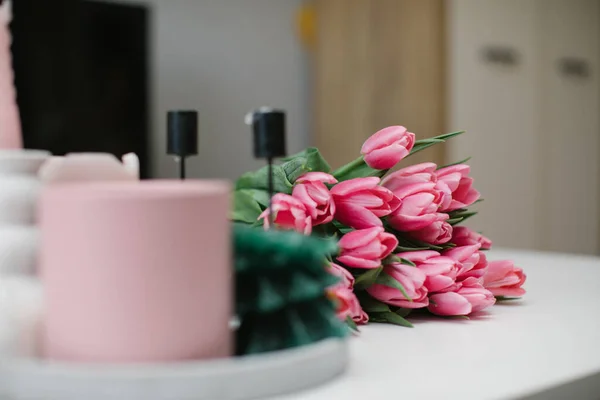 Bouquet Tulipes Roses Sur Une Table Blanche Dans Chambre Espace — Photo