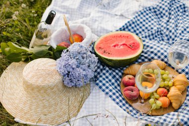 Güneşli bir günde ayçöreği, meyve ve çiçeklerle kahvaltı pikniği. Piknik, yemek, brunch, yaz havası.