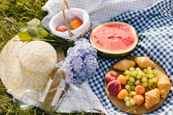 Frühstück Picknick Mit Croissants Obst Und Blumen Auf Einer Decke — Stockfoto