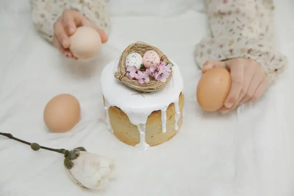 Easter Cake White Glaze Decorative Bird Nest Eggs Flowers Child — Stock Photo, Image