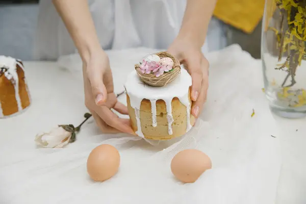 Osterkuchen Mit Weißer Glasur Und Einem Dekorativen Vogelnest Mit Eiern — Stockfoto