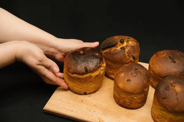 Świeżo Upieczony Tort Wielkanocny Rękach Kobiet Czarnym Tle Wielkanocne Ciasta — Zdjęcie stockowe