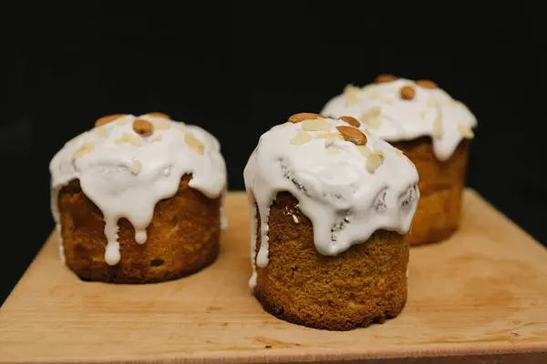 Gâteaux Pâques Avec Glaçage Blanc Noix Amande Sur Une Planche — Photo