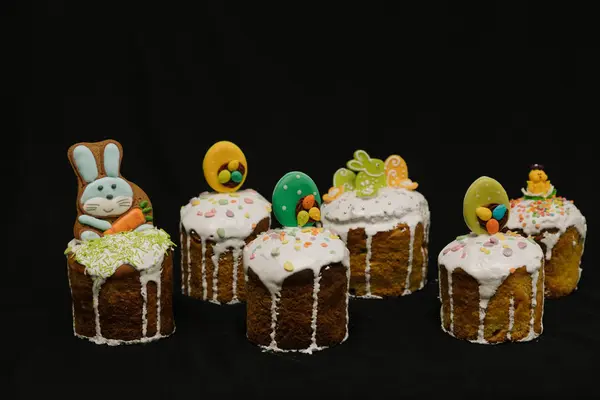 Easter Cakes White Icing Colorful Decorations Children Black Background — Stock Photo, Image