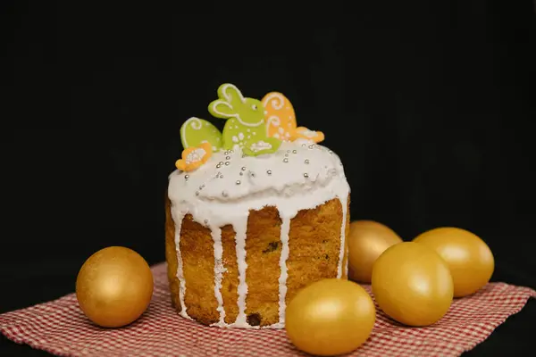 얼음과 화려한 장식과 검은색 배경에 노란색 달걀과 부활절 케이크 스톡 이미지