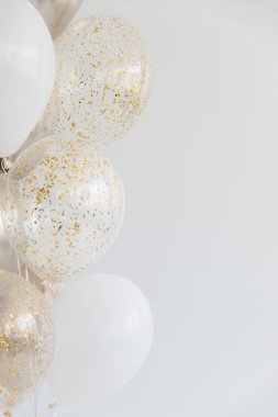 Altın, beyaz balonlar ve solunda parıltı olan balonlar. Boşluğu kopyala.