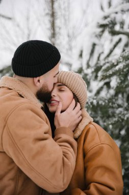 Birbirine aşık çiftler kışın sarılırlar. Kapat..