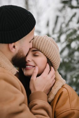 Birbirine aşık çiftler kışın sarılırlar. Kapat..
