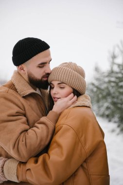 Birbirine aşık çiftler kışın sarılırlar. Kapat..