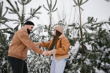 Karlı bir ormanda aşk dansı..