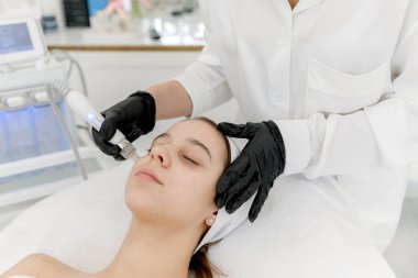 Süpürge yüz temizleyici kadının yüzü. Gençlik teni. Hydra soyuluyor.