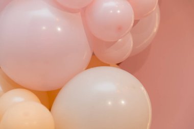 Mercan, pembe ve bej de dahil olmak üzere çeşitli boyut ve renklerde balonların arkaplanı. opi alanı.
