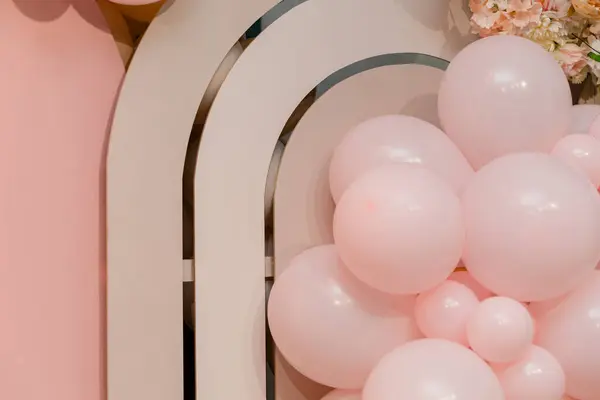 Pembe arka planda balonları olan şenlik..