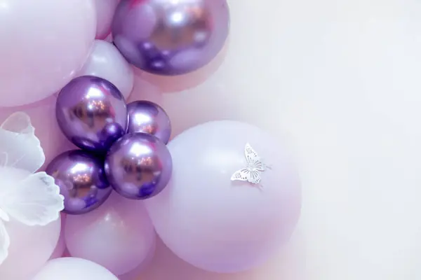 Krom mor ve yumuşak beyaz kelebek aksanıyla süslenmiş pembe balonlar içeren romantik balon kompozisyonu. Rüya gibi parti düzeni ruhani bir hava yaratıyor..