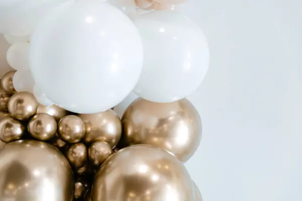 Beyaz ve altın balonların bileşimi şenlikli ve lüks bir atmosfer yaratıyor. Kutlamalar, düğünler ve şık etkinlikler için mükemmel..
