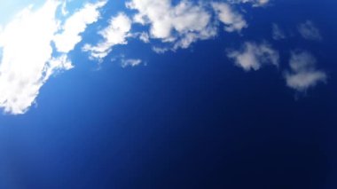 Mavi gökyüzü ve beyaz bulutlarla güneşli bir gün.