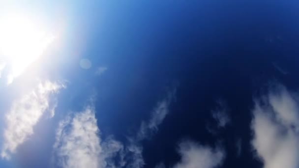 Солнечный День Голубым Небом Белыми Облаками — стоковое видео